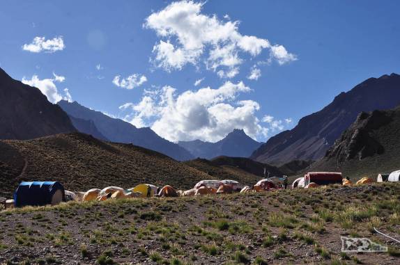 O acampamento de Confluencia, a 3.400 metros de altitude, no caminho para o Aconcágua, região de Mendoza, a oeste da Argentina